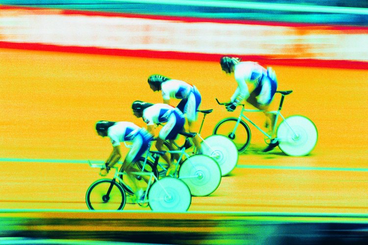 Los pantalones cortos para ciclismo que son fabricados para circular por terreno liso generalmente están diseñados para que se ajuste a tu cuerpo para mejorar el rendimiento aerodinámico.