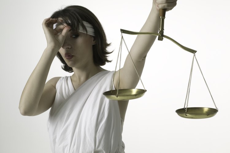 Estas causas se resuelven en un tribunal penal y dan lugar a penas de cárcel o libertad condicional si el acusado es encontrado culpable.