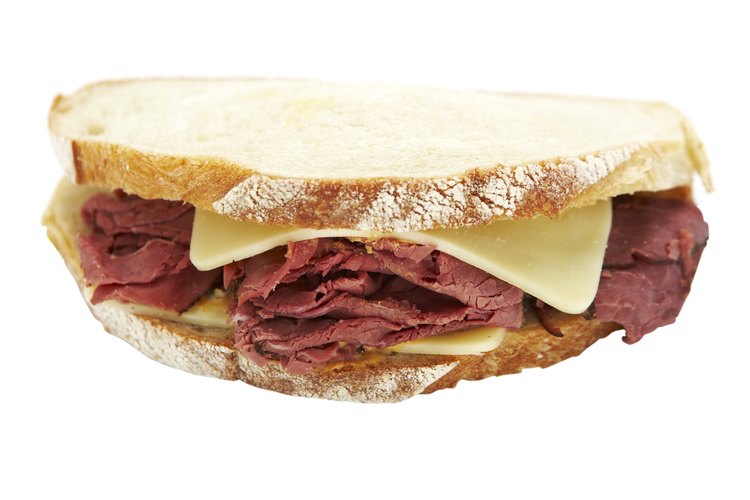 Acumula pastrami casero para hacer emparedados.
