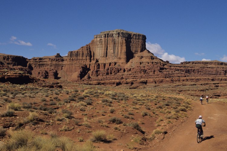 La tribu Apache históricamente era un pueblo nómada, viajando por las altas montañas desiertas y las planicies.