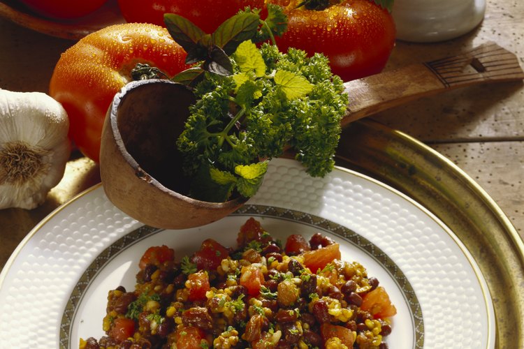 Haz una comida en un recipiente con amaranto o quinoa y con verduras.