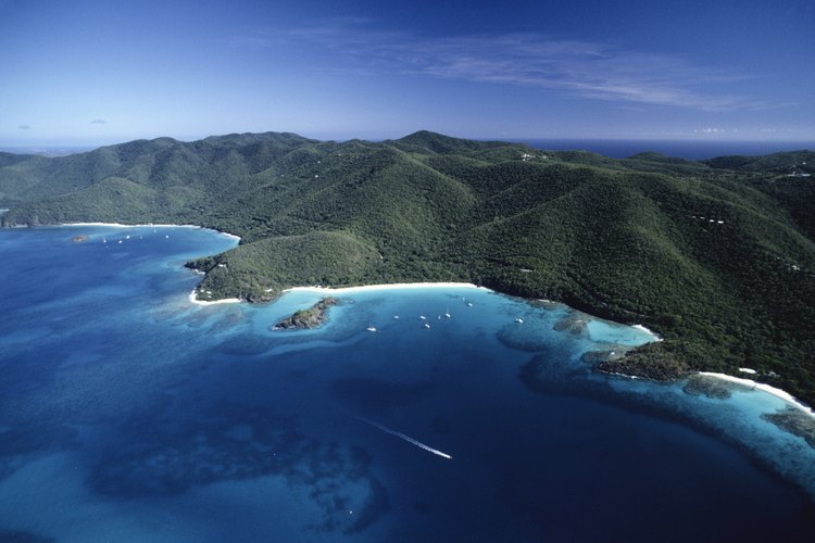 Los visitantes de Trunk Bay pueden tomar el sol o bucear.