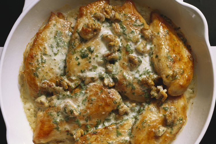 Las salsas ayudan a que el pollo asado quede húmedo.