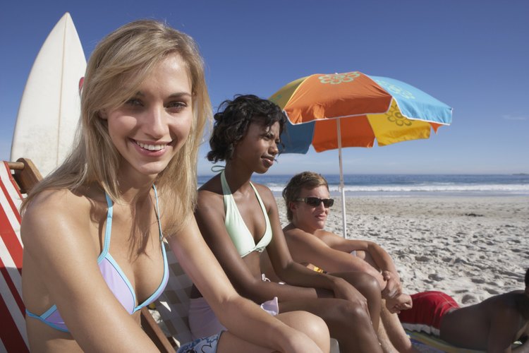 Una cesta de picnic es el requisito indispensable para una tarde de picnic al sol con amigas.