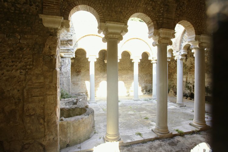 La luz del sol brilla a través de ruinas griegas.