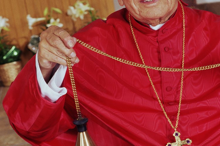 Un cardenal de la Iglesia católica en la casaca roja familiar.