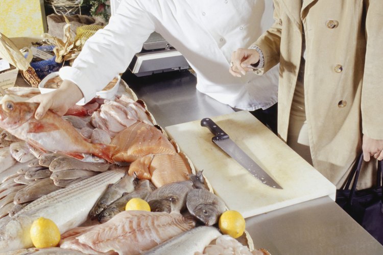 Para evitar los olores desagradables del pescado, remójalo antes de cocinarlo.