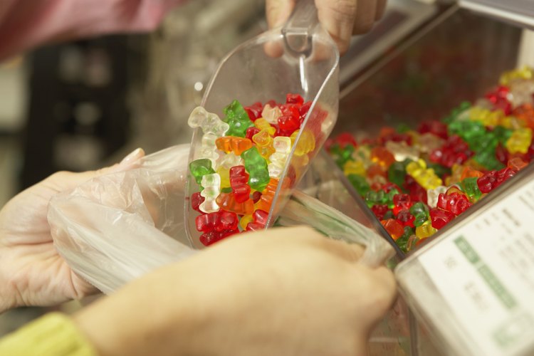Coloca dulces en bolsitas para entregar a tus invitados.