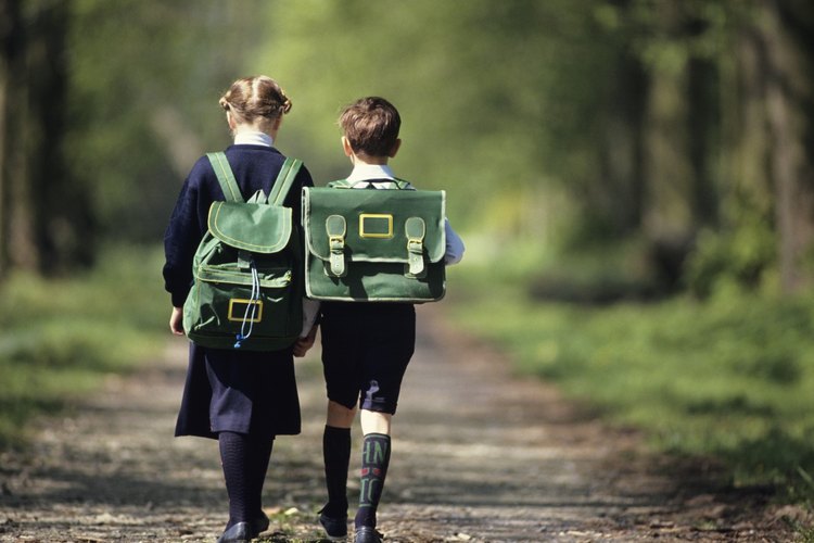 Los niños deben caminar a casa desde la escuela con un padre, vecino, amigo, hermano o hermana.