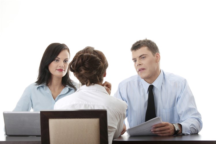 Las preguntas sobre liderazgo en una entrevista de trabajo cubren una amplia gama de habilidades como la integridad, el manejo de la adversidad y la visión.
