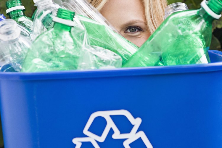 Tira de una botella de plástico de reciclaje para hacer una nube.