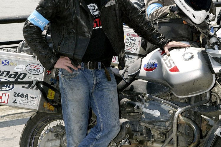 Accede a la batería de la motocicleta.