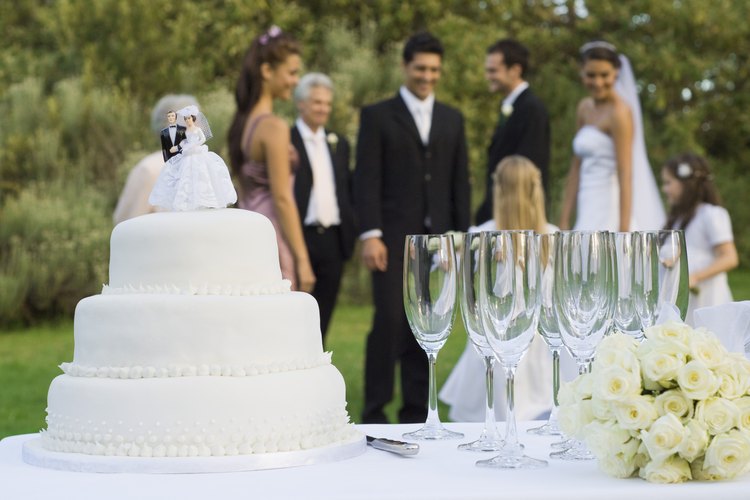 La tradición exige que las parejas guarden la parte superior de su pastel de bodas para comer en su primer aniversario.