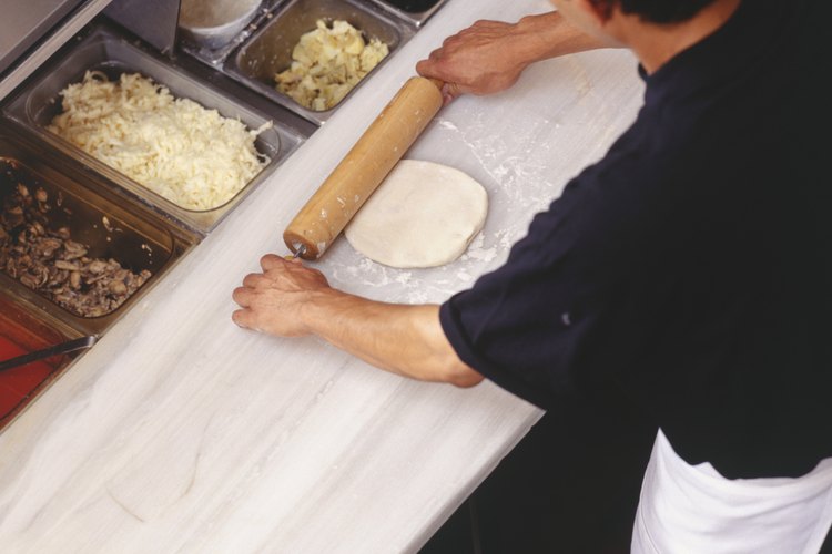 Dejar reposar la masa antes de formar la pizza te ayudará a que mantenga su forma.