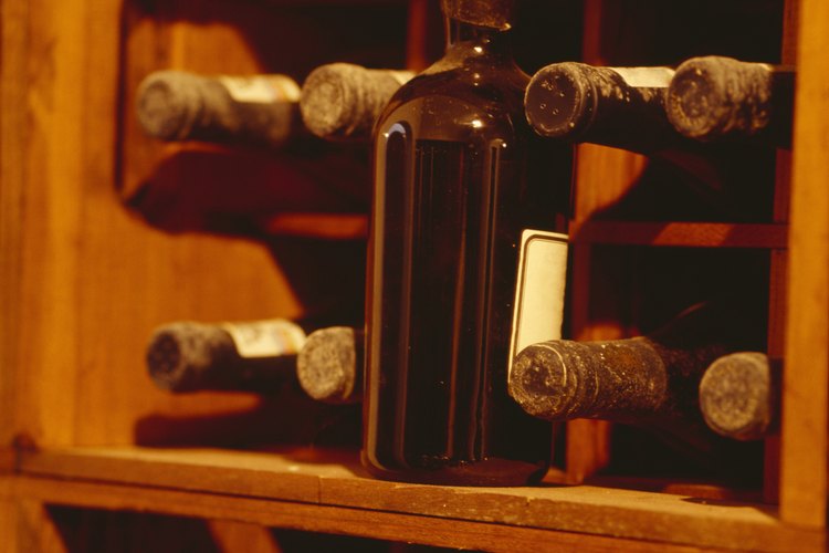 Un estante de vino almacena de forma segura las botellas de vino.