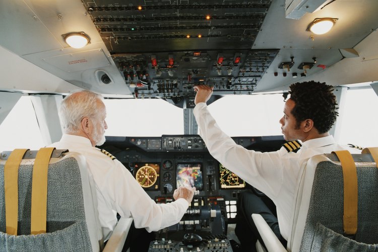 Los pilotos de aerolíneas de línea.