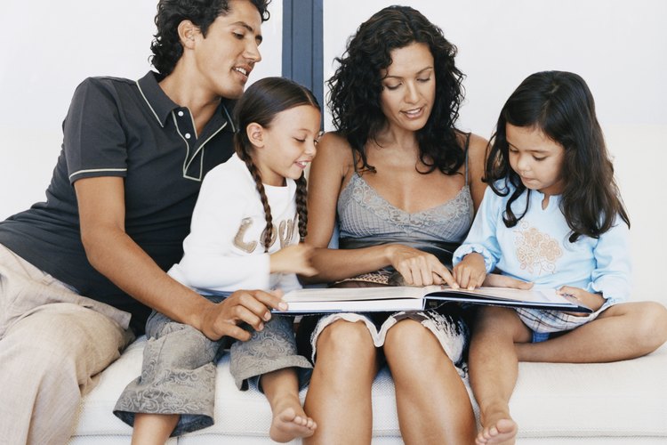 Las familias repasan los recuerdos especiales mediante los álbumes de fotos.