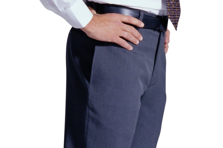 Mantén la camisa pulcramente metida para generar un aspecto más prolijo y profesional.