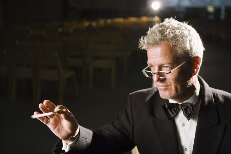 La conducción es una de las principales responsabilidades de un director musical.