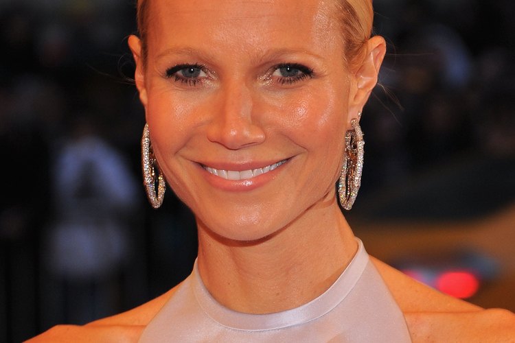 Gwyneth Paltrow usa aretes en argolla para suavizar su mandíbula cuadrada mientras asiste al Met Costume Institute Gala 2012 en New York City.