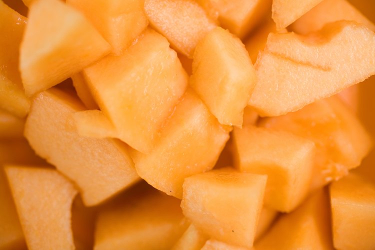 Puedes acelerar la maduración del melón poniéndolo en una bolsa de papel con otras frutas que produzcan etileno.
