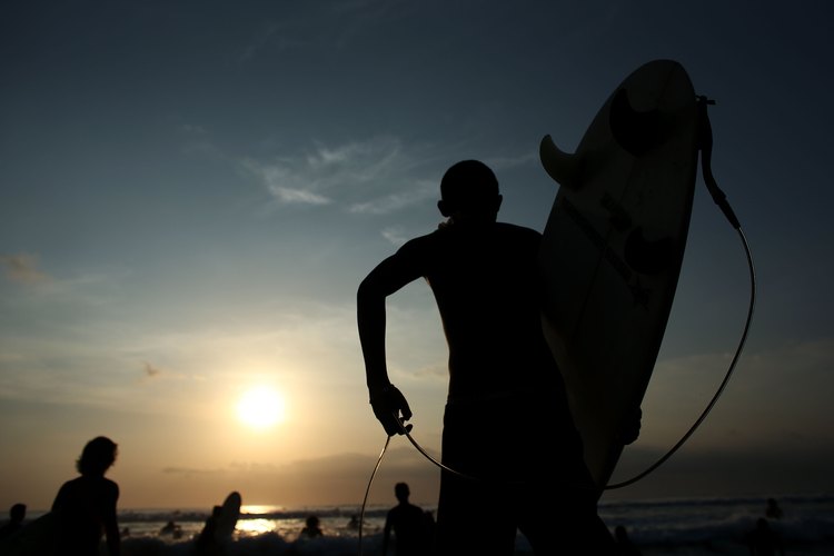 Los surfistas llenan la costa de Kuta desde que amanece hasta que anochece.