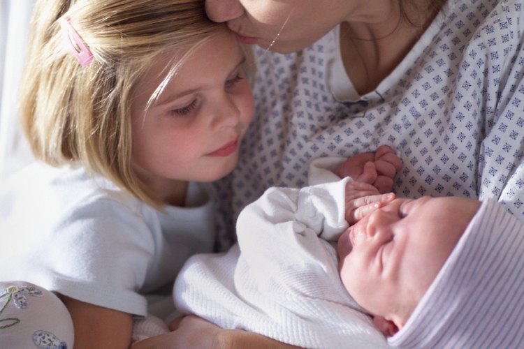 Cuando un nuevo bebé llega, un hermano mayor necesitará mucho amor.