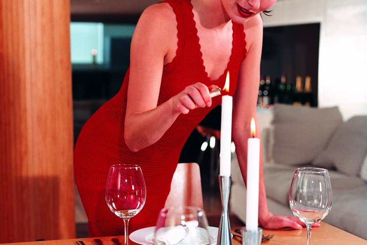 Sorprende a tu ser querido con una cena para dos a la luz de la velas.