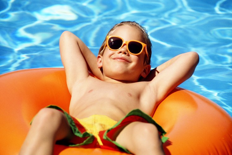 Los cursos de mantenimiento de piscinas pueden enseñarte cómo limpiar una piscina adecuadamente.