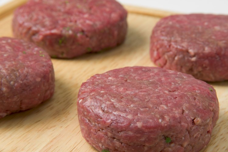 Una libra (454 g) de carne molida hará unas cuatro o cinco hamburguesas.