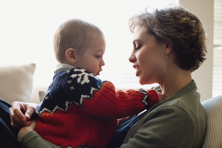 La primera y más fácil forma de enseñar buena habla es hablar con tu hijo.