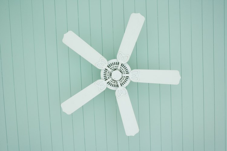 Un ventilador de techo no sólo es seguro para instalar en la habitación de un bebé, sino también es considerado una ayuda para que el bebé se quede dormido.