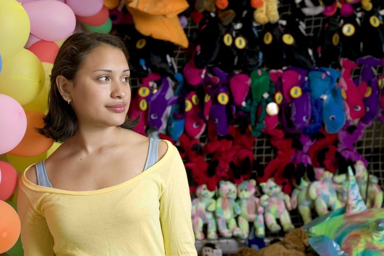 Mantén tu presupuesto y compra regalos baratos como premios para los adolescentes.