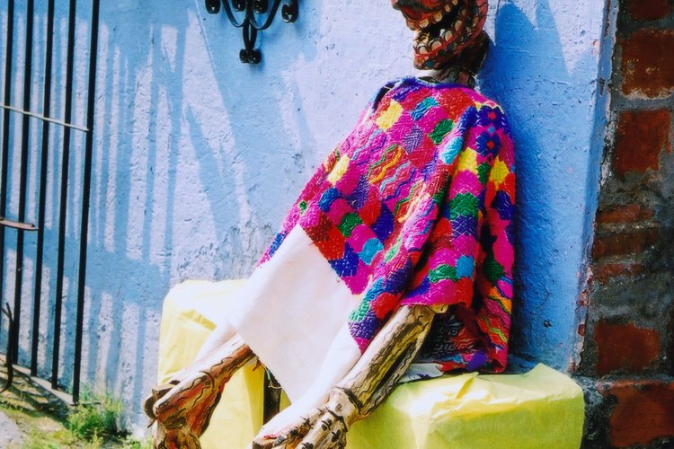 Los esqueletos son decoraciones abundantes durante el día de los Muertos.
