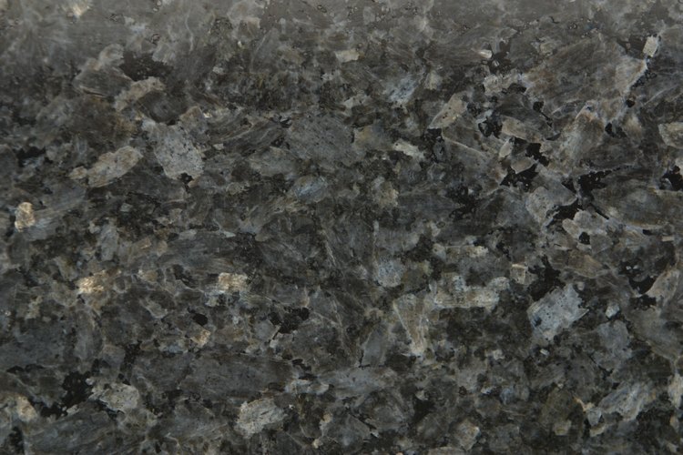 Las baldosas de granito pueden crear una superficie sólida y durable en tus encimeras.
