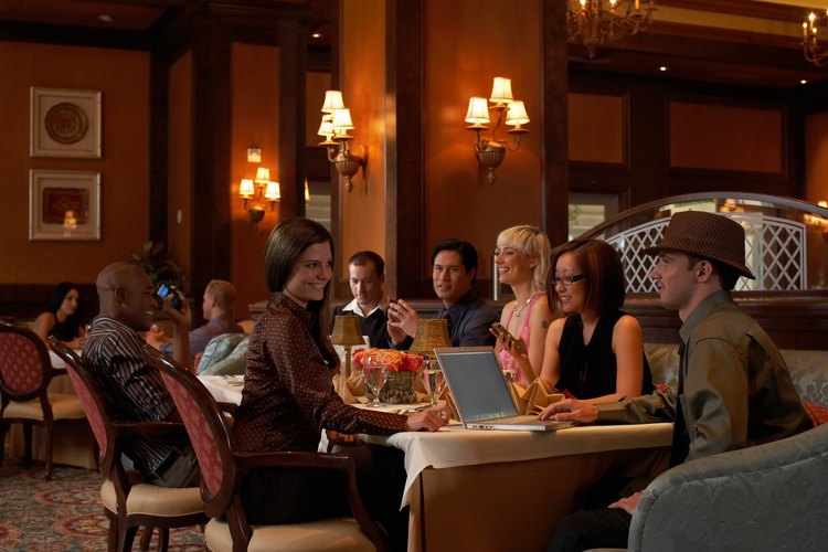 Un restaurante con servicio limitado es uno donde los clientes se ayudan a sí mismos en algunos de los servicios incluida la experiencia culinaria.