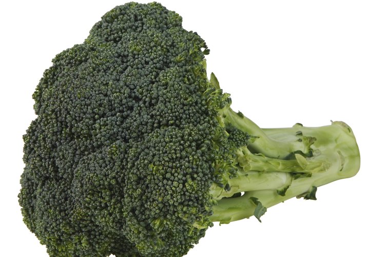 Sigue estos pasos simples para hervir un poco de brócoli congelado esta noche.