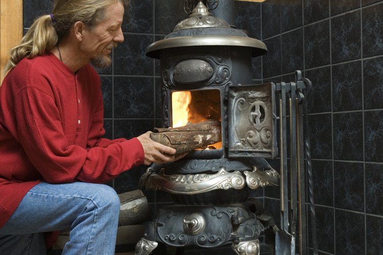 Utiliza una estufa de sala de estar para calentar o cocinar.