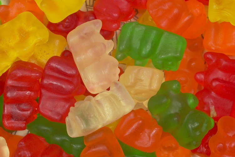 Los colorantes artificiales le dan color a los caramelos y otros alimentos procesados.
