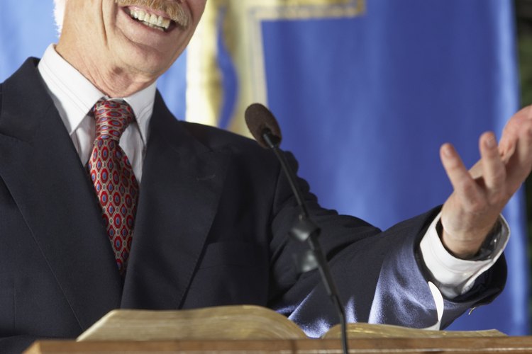 Los pastores asistentes trabajan de cerca con los pastores principales y los miembros de la iglesia.