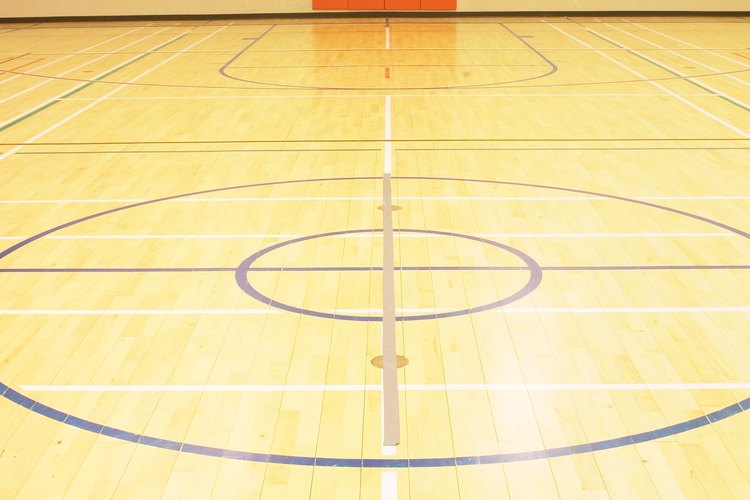 Si tu hijo va a la univesidad con una beca para jugar baloncesto, utiliza un tema deportivo para el fondo de la pancarta.
