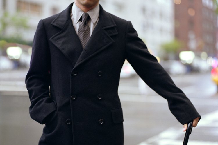 Los trajes y accesorios formales son básicos en un guardarropa.
