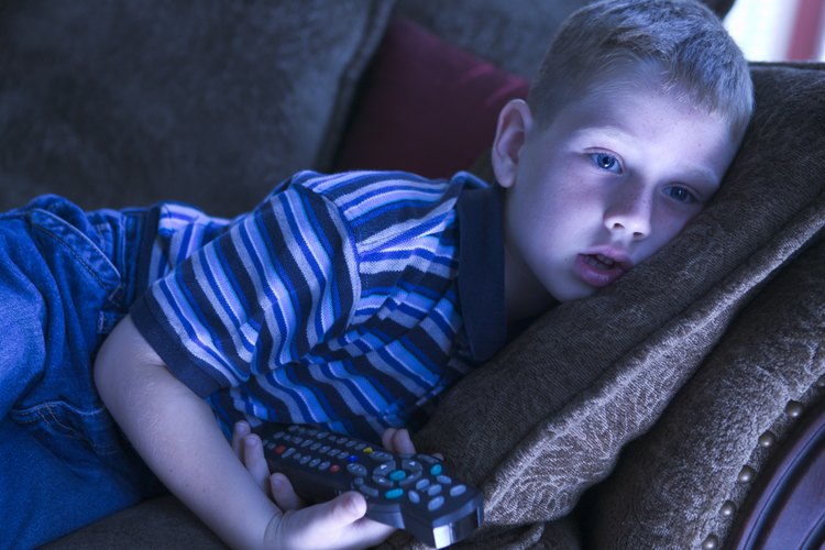 Un niño viendo televisión.