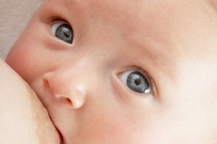 Mientras que la leche materna es el alimento más nutritivo que puedes ofrecer a tu pequeño, pasar tiempo de calidad juntos es crucial también.