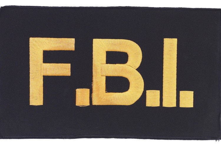 Puedes reportar a un inmigrante ilegal con el FBI.