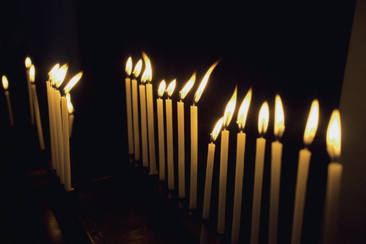 Las velas encendidas son un signo de fe sacramental en la Iglesia Católica.