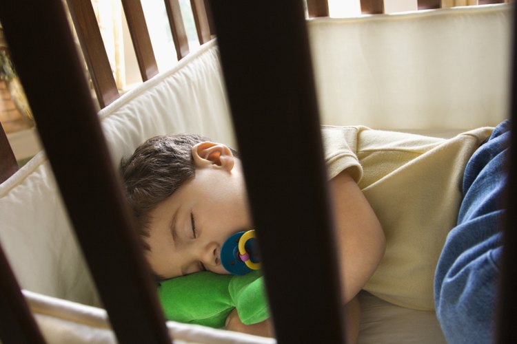 Los miedos nocturnos o la ansiedad por la separación pueden hacer que tu hijo despierte llorando.