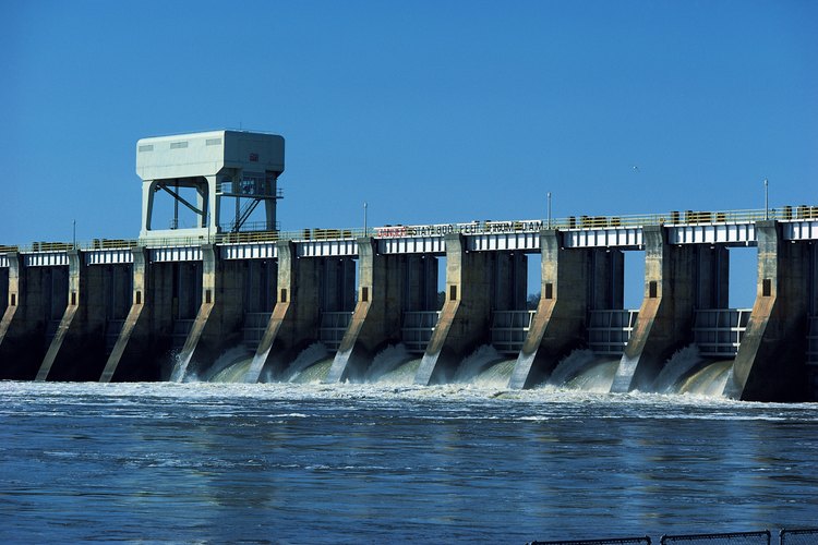 El agua crea energía que puede ser convertida en electricidad.