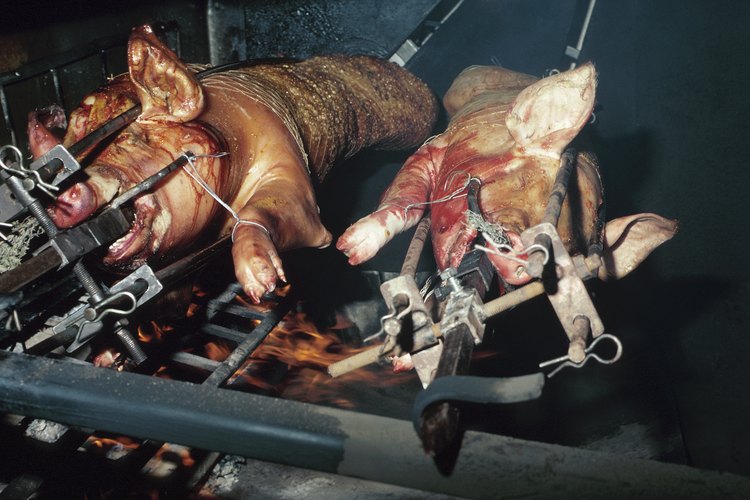 El equipo especializado para asar cerdo puede ser caro, ahorra dinero haciendo tu propio asador.