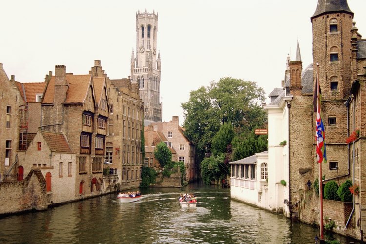 Da un paseo en bicicleta a lo largo de los canales de Brujas.